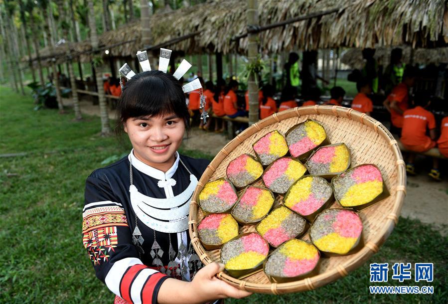 （社會）（2）海南貧困黎鄉&mdash;&mdash;小妹村：旅游扶貧將綠水青山打造成金山銀山(4)