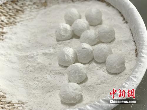 制作元宵時(shí)，首先要將餡料做好，沾上水，再投進(jìn)盛滿(mǎn)糯米粉的笸籮內(nèi)搖。<a target='_blank'  ><p  align=