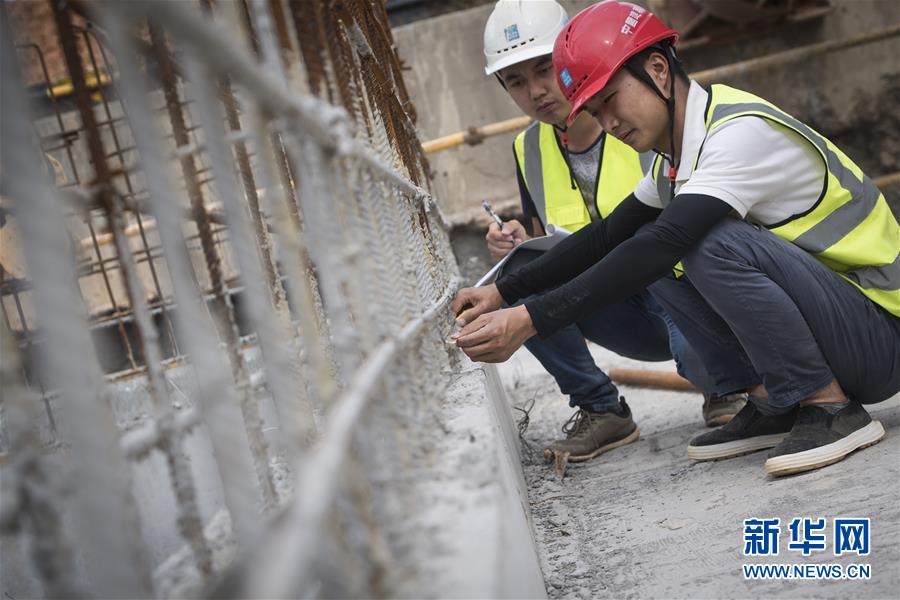 (新時代奮斗者·圖文互動)(1)當一群“90后”與工地相遇——記奮戰在軍運會工地上的90后新農民工