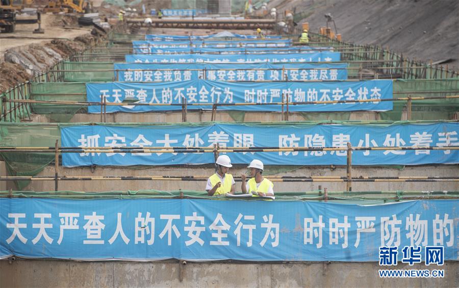 (新時代奮斗者·圖文互動)(3)當一群“90后”與工地相遇——記奮戰在軍運會工地上的90后新農民工