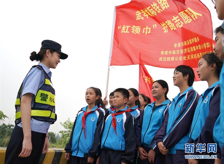 (社會)(3)孩子們的“紅領(lǐng)巾護(hù)路志愿隊(duì)”