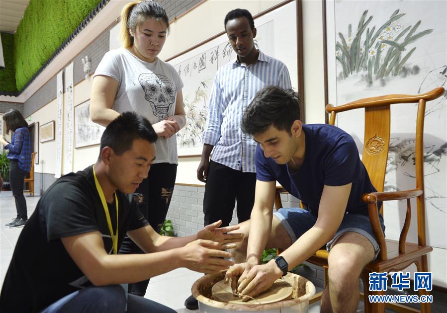 （文化）（1）外國留學生赴甘肅進行文化交流