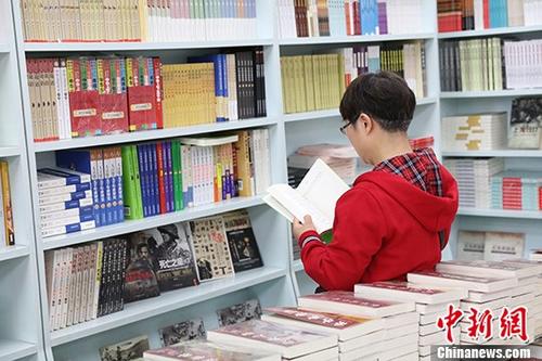 5月9日，一女子在哈爾濱市某書店選購圖書。從5月1日至5月4日，全國32家紙廠宣布漲價(jià)，各紙種漲價(jià)幅度為每噸100元至300元不等。對(duì)此，出版行業(yè)業(yè)內(nèi)人士表示“因?yàn)榧垙垉r(jià)格上漲，直接造成了出版成本的明顯增加，出版行業(yè)只能被迫對(duì)圖書定價(jià)進(jìn)行調(diào)整。”
<a target='_blank' >中新社</a>記者 于琨 攝