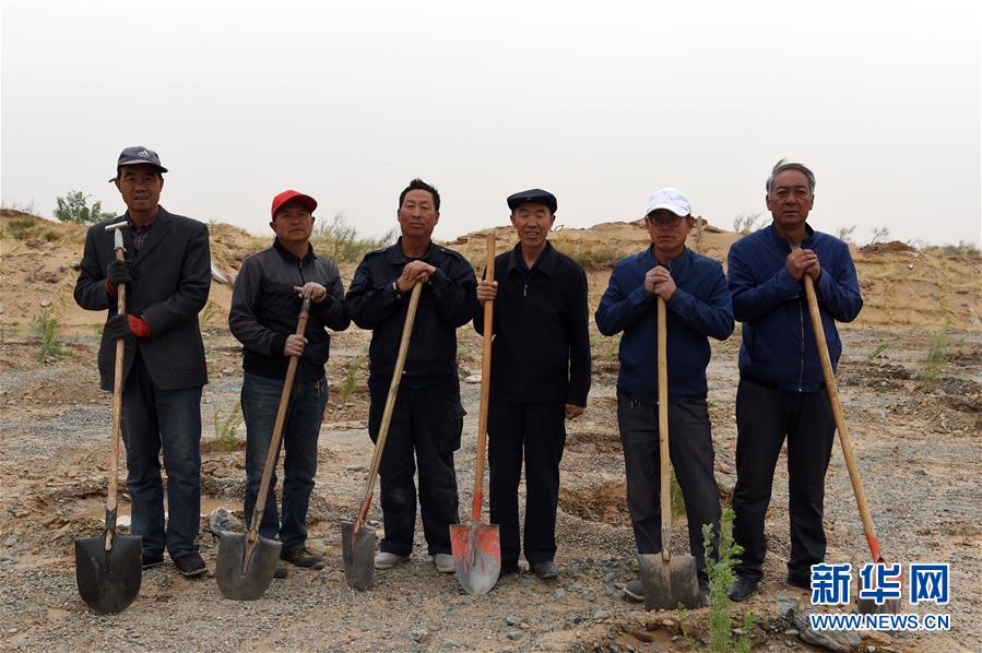 (新華全媒頭條·圖文互動)(2)三代人與一片沙