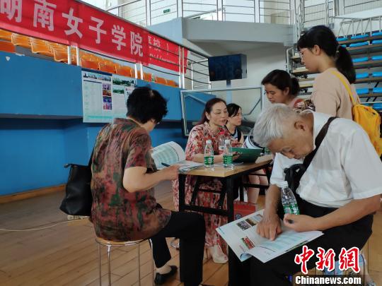 中國各地高考分數線相繼出臺填報志愿咨詢行業生意火爆