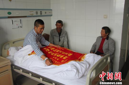 被救的李忠起、張總鳳夫婦看望受傷后的李運飛?！⊥粲?攝