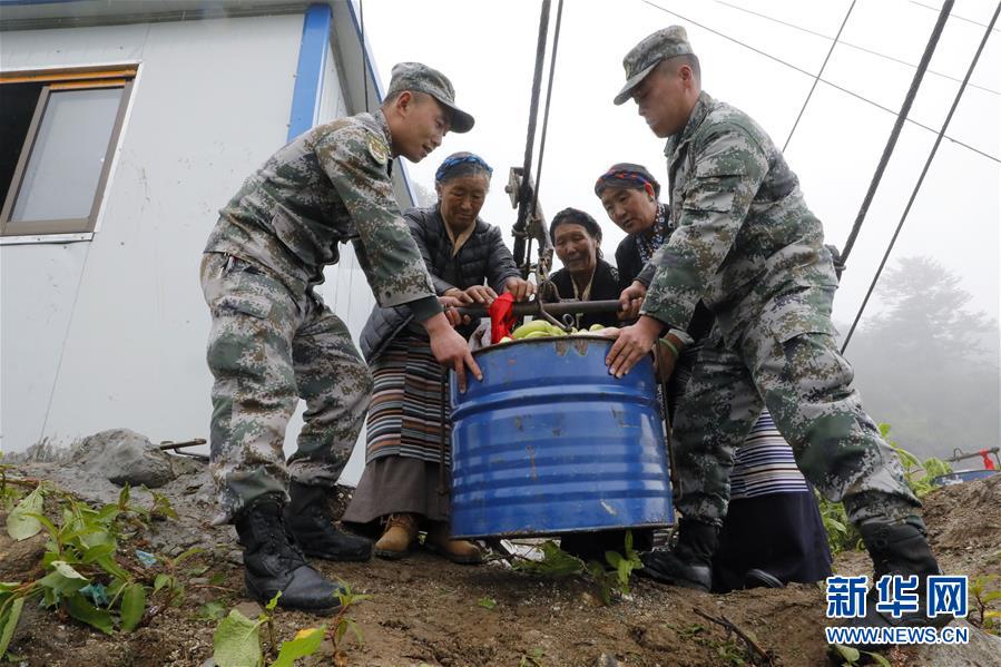 （圖文互動）（2）特寫：“八一”禮物，飛向云端哨所
