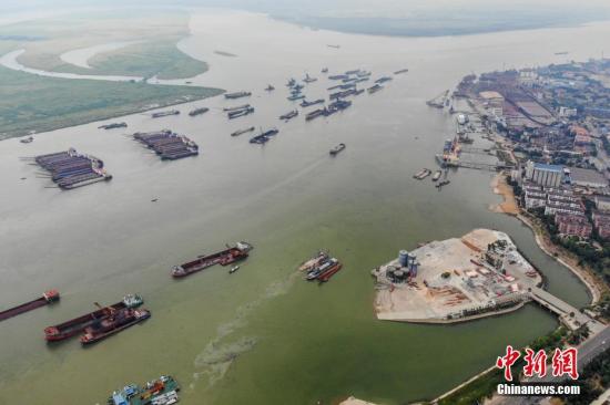 8月1日，巨型的水泥儲(chǔ)罐被吊離碼頭，湖南岳陽(yáng)城陵磯新港區(qū)天欣碼頭的整治已基本完成。今年5月，長(zhǎng)江岸線湖南段開展港口碼頭“關(guān)停并轉(zhuǎn)”專項(xiàng)整治行動(dòng)。截至目前，該行動(dòng)已集中關(guān)停42個(gè)碼頭泊位，退出岸線7302米。楊華峰 攝