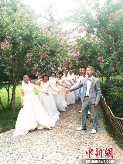 我以白紗配你白發鄭州10對老人拍婚紗照過&ldquo;七夕&rdquo;