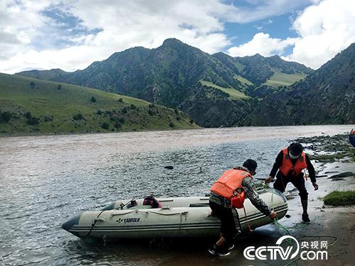 管護(hù)員久美扎西(右)和朋友正準(zhǔn)備將皮劃艇抬上岸。