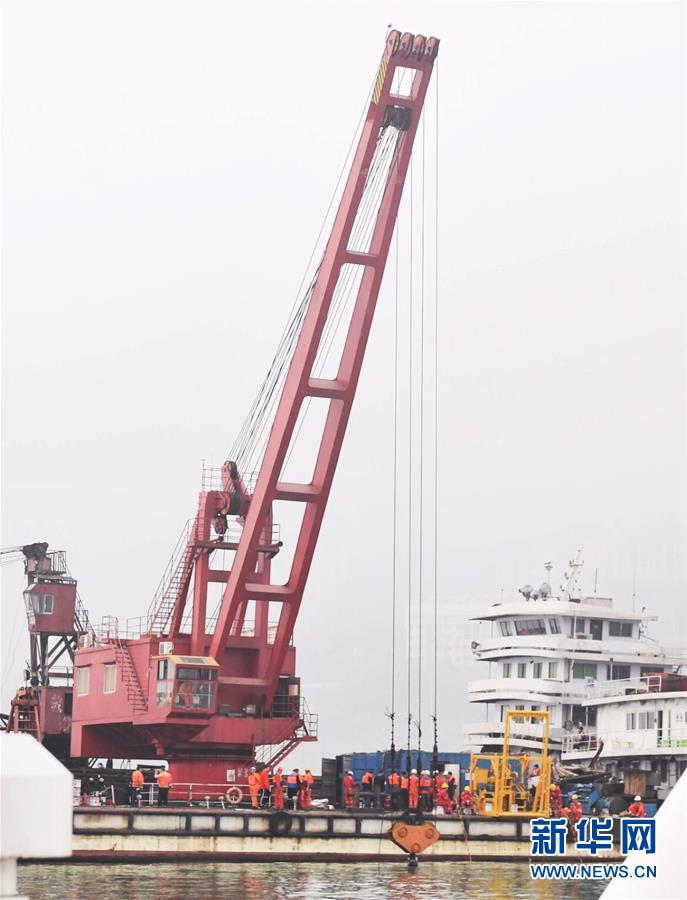 （重慶公交車墜江事故&middot;后續）（1）重慶萬州墜江公交車按計劃今晚將被打撈出水