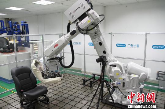 機(jī)器人測(cè)試桌椅。 盧育辛 攝