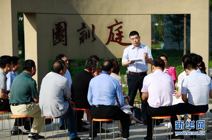 (新華全媒頭條·改革開放40年變遷系列述評·圖文互動)(2)堅強的保障——改革開放40年變遷系列述評政治篇