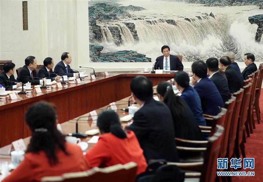 (時(shí)政)栗戰(zhàn)書出席部分全國人大代表座談會(huì)