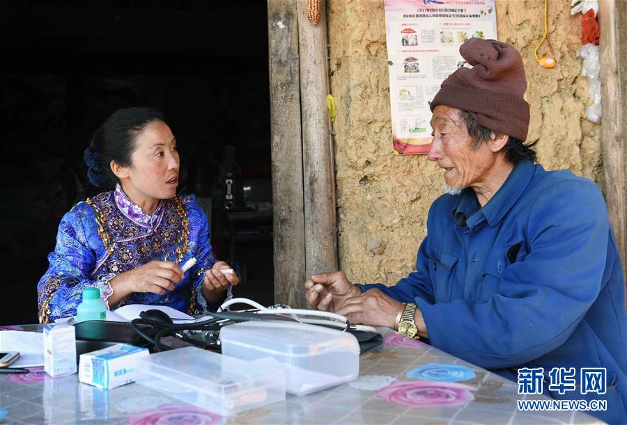 （兩會·基層代表履職故事）（7）全國人大代表?xiàng)钌徲ⅲ簽榘傩战】当ｑ{護(hù)航