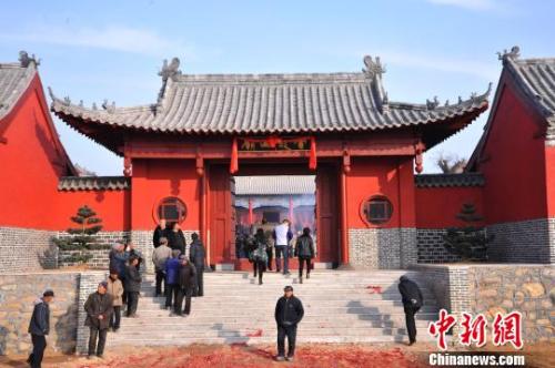 資料圖:元旦小長假期間,威海南海新區云龍山上舉辦新年廟會。 劉昌勇 攝