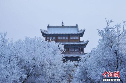資料圖：小寒時節，甘肅嘉峪關市迎來了一場大雪。師永紅 攝