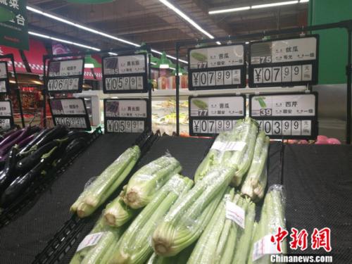 圖為超市里的蔬菜攤。正值晚間,一些菜已被人們買空。 謝藝觀 攝