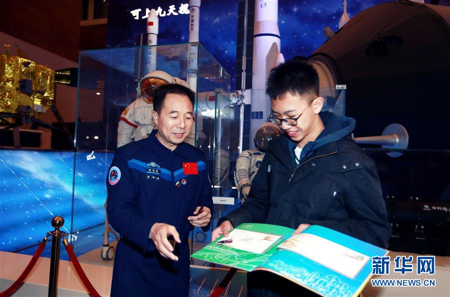 (圖文互動)(1)“偉大的變革——慶祝改革開放40周年大型展覽”迎來寒假參觀熱潮 現場觀眾人數突破300萬