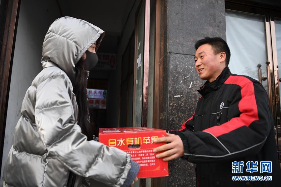 (新華全媒頭條·七樂無窮·春節(jié)·圖文互動)(4)變化中彰顯中國發(fā)展活力——透視過年方式之變