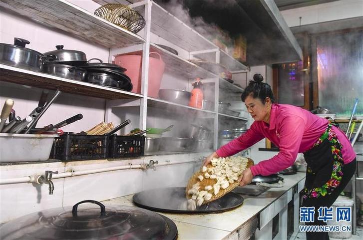 （在習(xí)近平新時代中國特色社會主義思想指引下——新時代新作為新篇章·圖文互動）（6）三年，從無名小屯到聲名遠播——這個“雪鄉(xiāng)”是如何做到的？