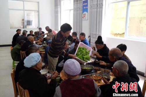 資料圖：社會福利中心吃飯的老人們。徐學(xué)練 攝。