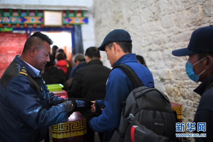(西藏民主改革60周年·圖文互動)(5)布達拉宮守護者的一天