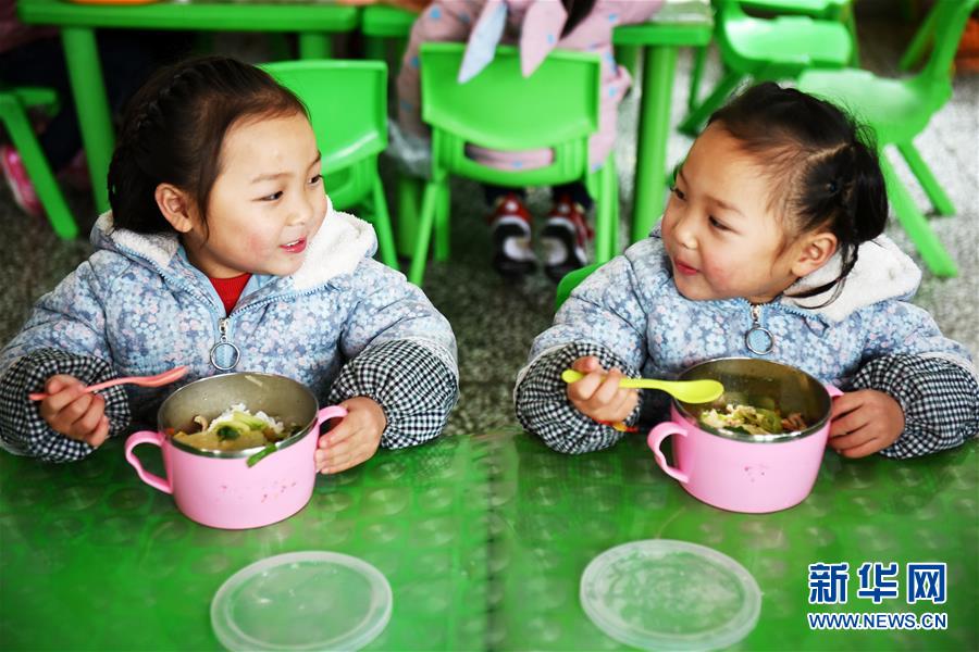 (在習(xí)近平新時(shí)代中國特色社會(huì)主義思想指引下——新時(shí)代新作為新篇章·圖文互動(dòng))(8)“搬遷到哪里,服務(wù)就延伸到哪里”——貴州推進(jìn)易地扶貧搬遷“后半篇文章”