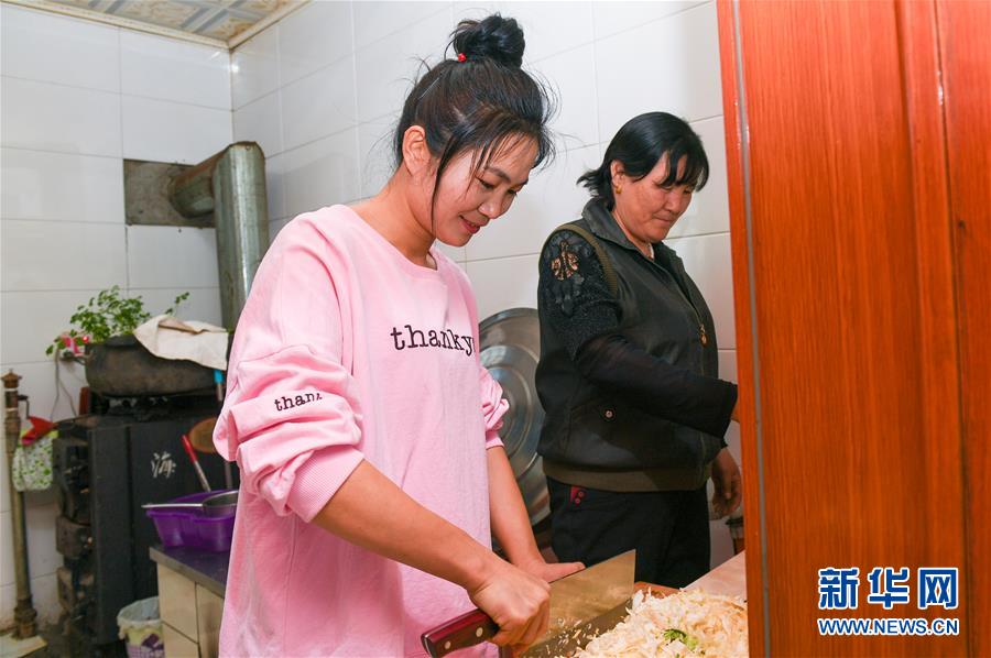 （壯麗70年·奮斗新時代·圖文互動）（2）情同一家，守望相助，共奔小康——內蒙古興安盟巴彥敖包嘎查民族團結見聞