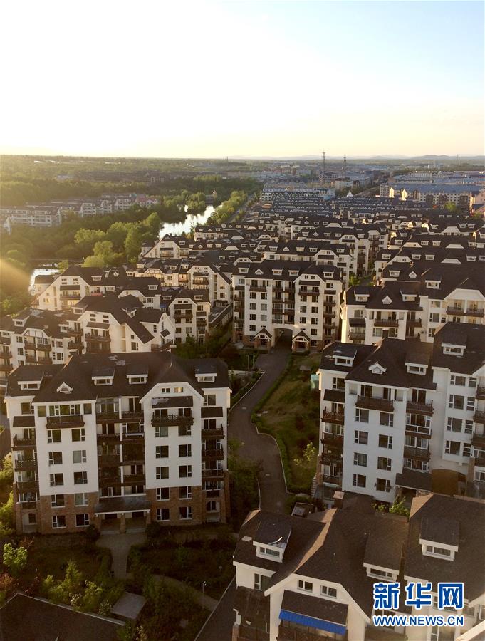 （在習近平新時代中國特色社會主義思想指引下&mdash;&mdash;新時代新作為新篇章&middot;圖文互動）（2）在這里，遇見&ldquo;詩和遠方&rdquo;&mdash;&mdash;長白山下&ldquo;第一鎮&rdquo;的全域旅游實踐