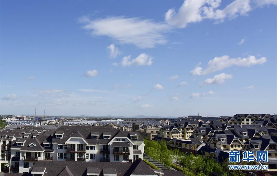 （在習近平新時代中國特色社會主義思想指引下&mdash;&mdash;新時代新作為新篇章&middot;圖文互動）（1）在這里，遇見&ldquo;詩和遠方&rdquo;&mdash;&mdash;長白山下&ldquo;第一鎮&rdquo;的全域旅游實踐