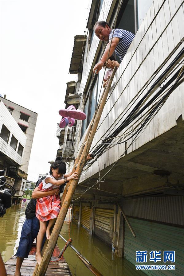 （抗洪搶險&middot;圖文互動）（2）洪水來時，那暖心的民間救援