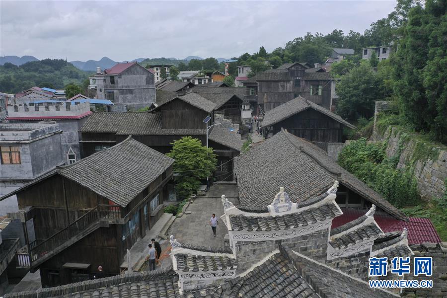 （壯麗70年·奮斗新時代——記者再走長征路·圖文互動）（3）手捧棉被憶紅軍：走了那么多年，我們都念他們的好