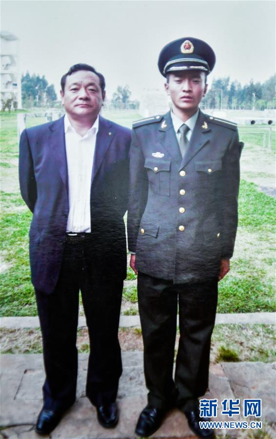 (新華全媒頭條·愛國情 奮斗者·圖文互動)(7)初心不改 紅心向黨——西部戰區陸軍某旅玉樹獨立騎兵連連長尼都塔生一家四代跟黨走紀實