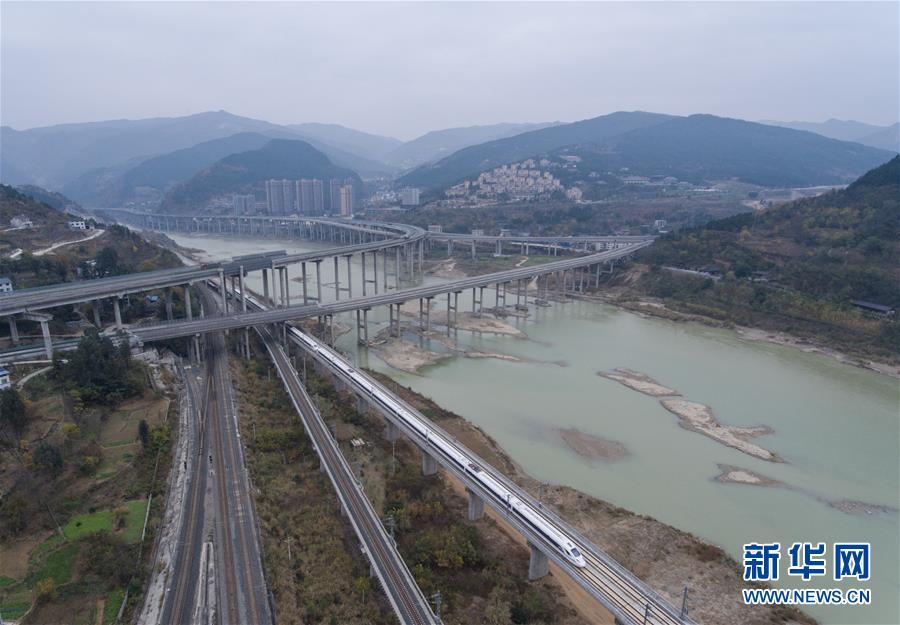 (壯麗70年·奮斗新時(shí)代——共和國(guó)發(fā)展成就巡禮·圖文互動(dòng))(8)治蜀往事激越 興川今朝豪邁——新中國(guó)成立70年四川發(fā)展巡禮