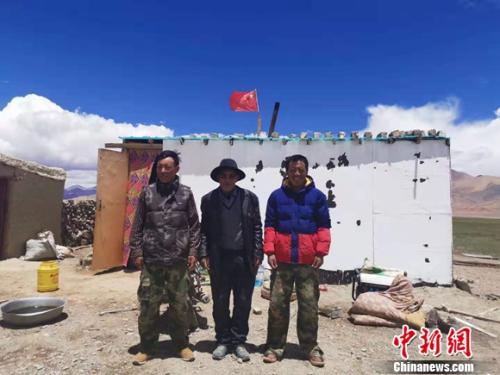 圖為黨確桑布和兩個兒子。 謝藝觀 攝 圖為黨確桑布和兩個兒子。 謝藝觀 攝