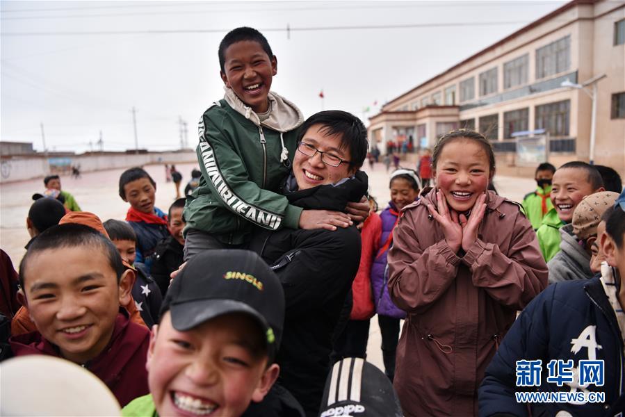 (不忘初心、牢記使命·圖文互動)(1)青春之花綻放五千米云端——記扎根海拔最高縣小學教師夫妻杜安東、曹曉花