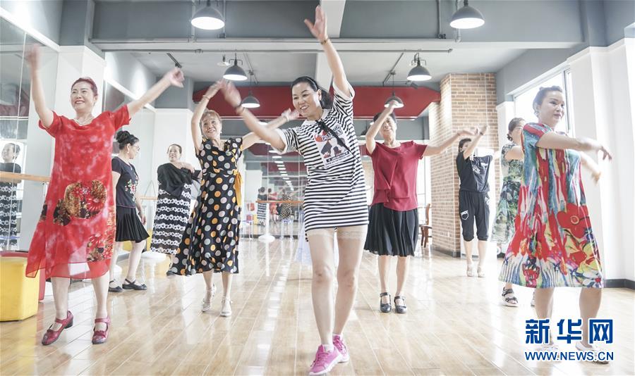 (習(xí)近平的民生關(guān)切事·圖文互動(dòng))(5)為了夢(mèng)圓安居,創(chuàng)造幸福生活——習(xí)近平總書(shū)記牽掛的民生事之“住有所居”篇