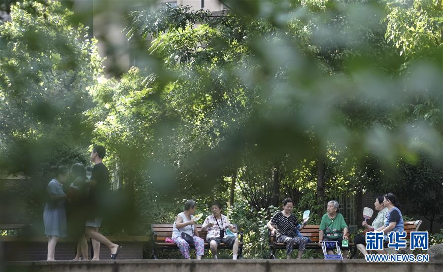 (習(xí)近平的民生關(guān)切事·圖文互動(dòng))(6)為了夢(mèng)圓安居,創(chuàng)造幸福生活——習(xí)近平總書(shū)記牽掛的民生事之“住有所居”篇