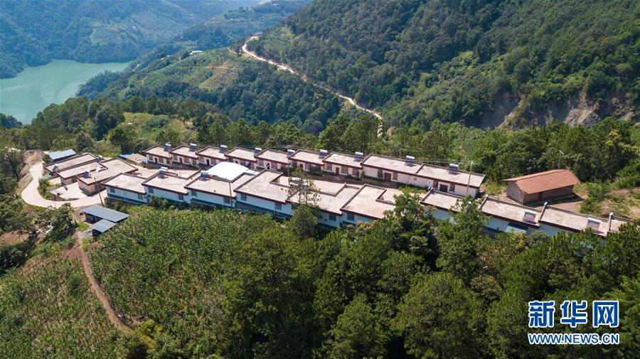 （在習近平新時代中國特色社會主義思想指引下——新時代新作為新篇章·總書記關心的百姓身邊事·圖文互動）（1）“四好農村路”：通向幸福，通向遠方