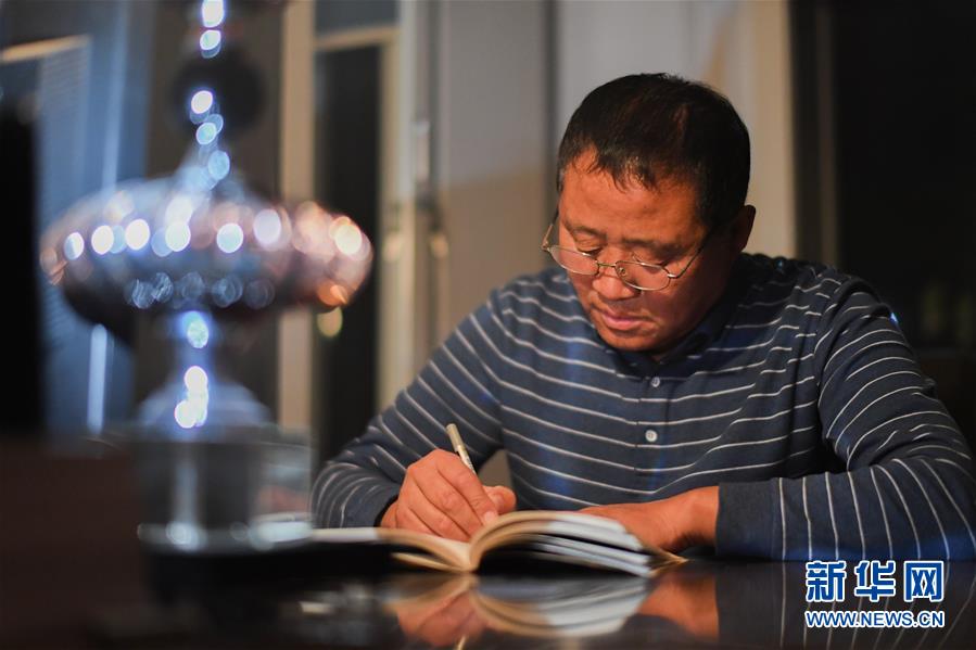 （在習(xí)近平新時代中國特色社會主義思想指引下&mdash;&mdash;新時代新作為新篇章&middot;總書記關(guān)心的百姓身邊事&middot;圖文互動）（5）一本&ldquo;村官&rdquo;日記里的扶貧路&mdash;&mdash;小故事里的大情懷之四