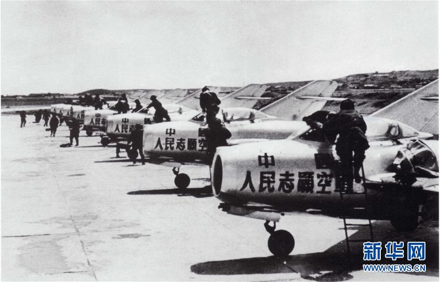(新華全媒頭條·人民空軍70年·圖文互動)(3)陽光照耀奮飛的航程——黨中央、中央軍委和習主席關心人民空軍建設發展紀實