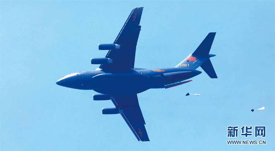 (新華全媒頭條·人民空軍70年·圖文互動)(10)陽光照耀奮飛的航程——黨中央、中央軍委和習主席關心人民空軍建設發展紀實