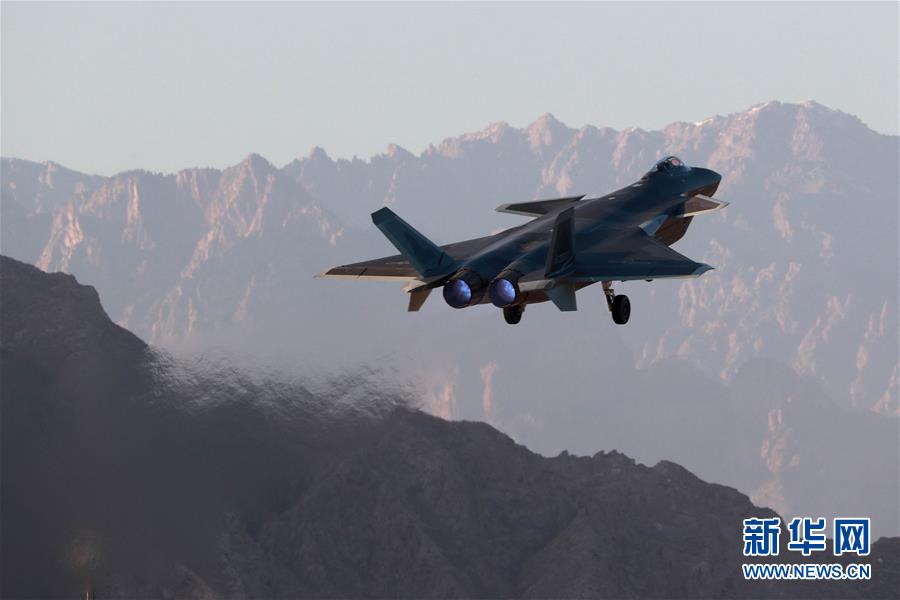 (新華全媒頭條·人民空軍70年·圖文互動)(14)陽光照耀奮飛的航程——黨中央、中央軍委和習主席關心人民空軍建設發展紀實