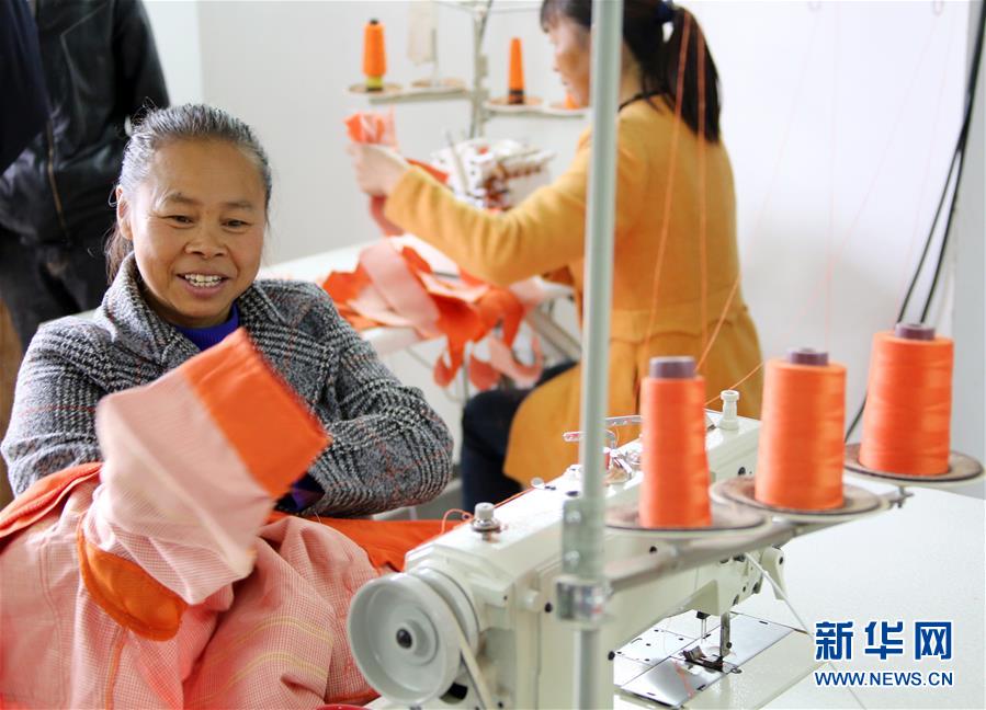 (四中全會精神在基層·圖文互動)(1)特寫:麻將桌“失業”記