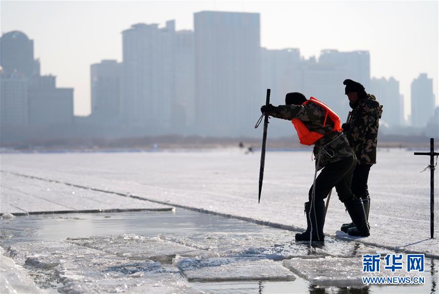(圖文互動)(2)寒冬采冰人:起早貪黑 “淘金”冰雪