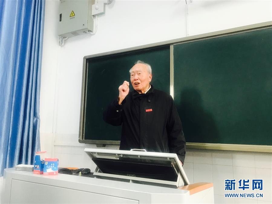 （新華全媒頭條·圖文互動）（1）滄海橫流 信仰彌堅——記共產黨員、湘潭大學九旬教授滄南