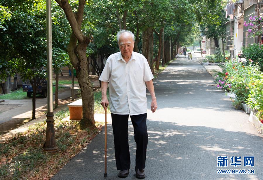 （新華全媒頭條·圖文互動）（9）滄海橫流 信仰彌堅——記共產黨員、湘潭大學九旬教授滄南