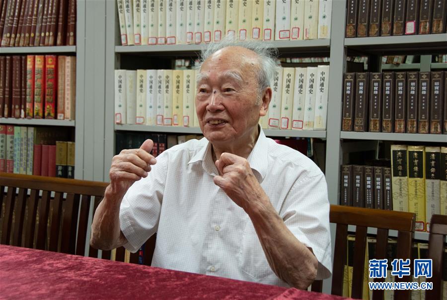 （新華全媒頭條·圖文互動）（5）滄海橫流 信仰彌堅——記共產黨員、湘潭大學九旬教授滄南