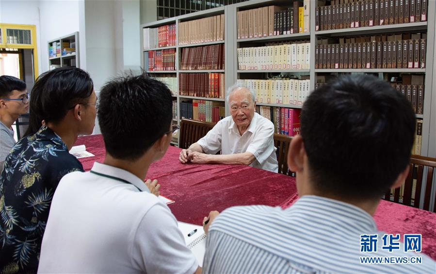 （新華全媒頭條·圖文互動）（4）滄海橫流 信仰彌堅——記共產黨員、湘潭大學九旬教授滄南